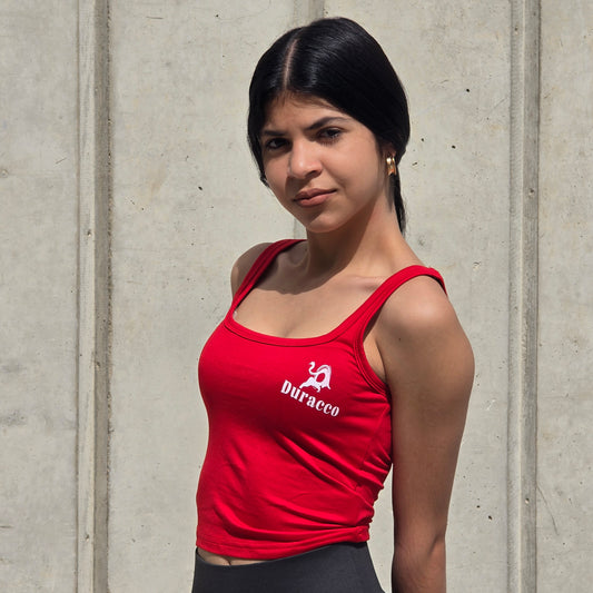 Top rojo intenso.